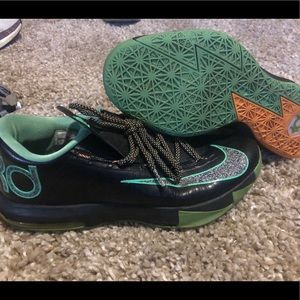 KD VI Black/Metallic Green